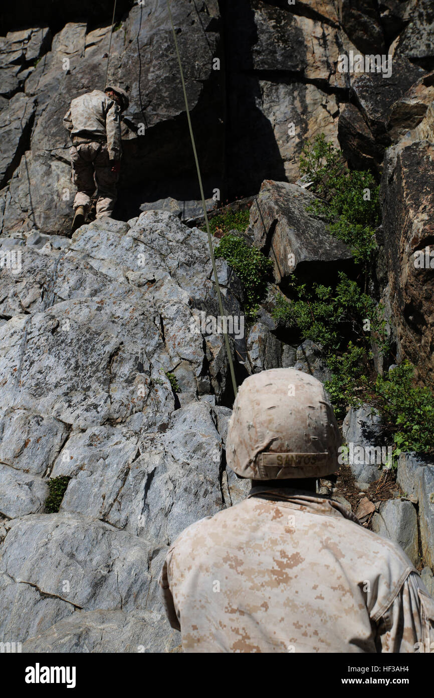 Cpl. Wandy Santosmorales, destra, fuciliere, società A, il combattimento a terra integrati elemento Task Force, belays fune per Lance Cpl. Tyler Bartlett, sinistra, fuciliere, Co. Un, GCEITF, durante la loro ultima Marine Corps Prova di funzionamento e valutazione valutazione di attività a bordo Marine Corps Mountain Warfare Training Center Bridgeport, California, 18 maggio 2015. Da ottobre 2014 a luglio 2015, il GCEITF sarà condotta individuale e collettivo di competenze di livello di formazione in designato il combattimento a terra i bracci di specialità professionali al fine di facilitare la basata su standard di valutazione della prestazione fisica di Marines ho Foto Stock