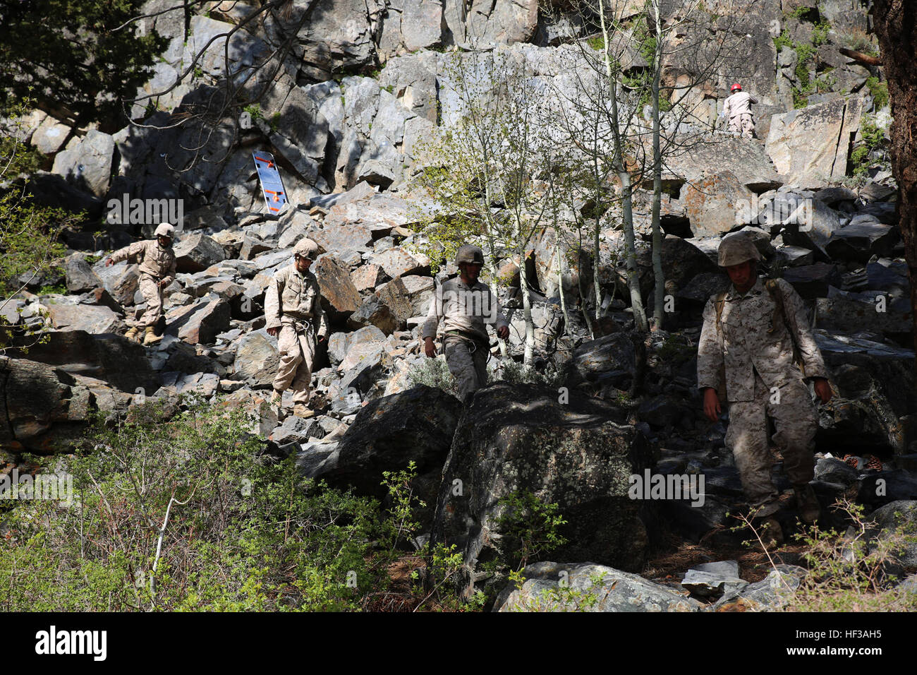 Marines con il combattimento a terra integrati elemento Task Force partono la scogliera per l'ultima volta durante il loro ultimo Marine Corps Prova di funzionamento e valutazione valutazione di attività a bordo Marine Corps Mountain Warfare Training Center Bridgeport, California, 18 maggio 2015. Da ottobre 2014 a luglio 2015, il GCEITF sarà condotta individuale e collettivo di competenze di livello di formazione in designato il combattimento a terra i bracci di specialità professionali al fine di facilitare la basata su standard di valutazione della prestazione fisica di Marines in simulato un ambiente operativo specifico esegue il combattimento a terra ar Foto Stock