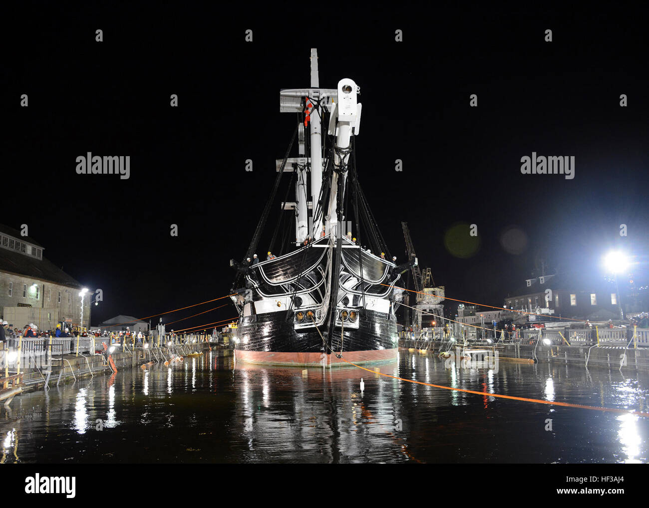 150518-N-OG138-311 CHARLESTOWN, messa. (18 maggio 2015) USS Constitution entra nel bacino di carenaggio 1 in Charlestown Navy Yard a iniziare un multi-anno previsto periodo di restauro. Questa Costituzione è la prima volta che nel bacino di carenaggio dal suo 1992-1996 restauro. (U.S. Foto di Marina di Massa Specialista comunicazione Seaman Matthew R. Fairchild/RILASCIATO) USS Constitution Dock a secco (17677543869) Foto Stock