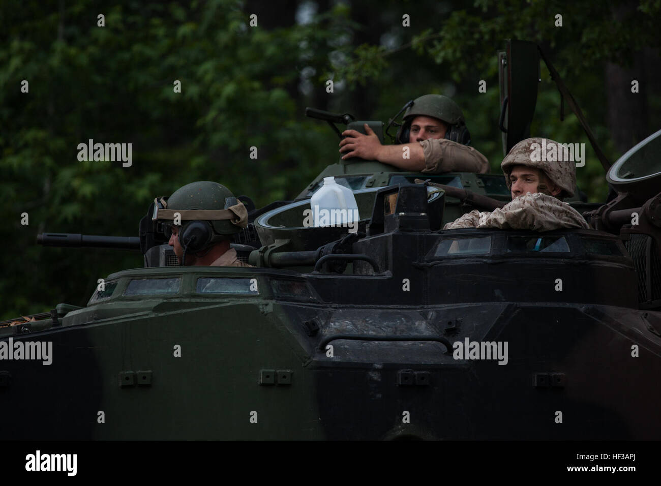 Stati Uniti Marines con anfibio Assult (AA) Battaglione a sostegno di 2D'ingegnere di combattimento battaglione (CEB), seconda divisione Marine, condurre un attacco simulato alla formazione di zona di atterraggio Pullover, Camp Lejeune, N.C., 21 maggio 2015. I marines di 2D CEB con supporto da 8 Supporto tecnico di battaglione, 2D serbatoi Battaglione, e battaglione AA ha partecipato al Campo CEB Esercizio per mantenere la prontezza operativa. (U.S. Marine Corps photo by Lance Cpl. Chloe Nelson 2D MARDIV Combattere la telecamera/RILASCIATO) 2D CEB FEX 150521-M-UY788-060 Foto Stock