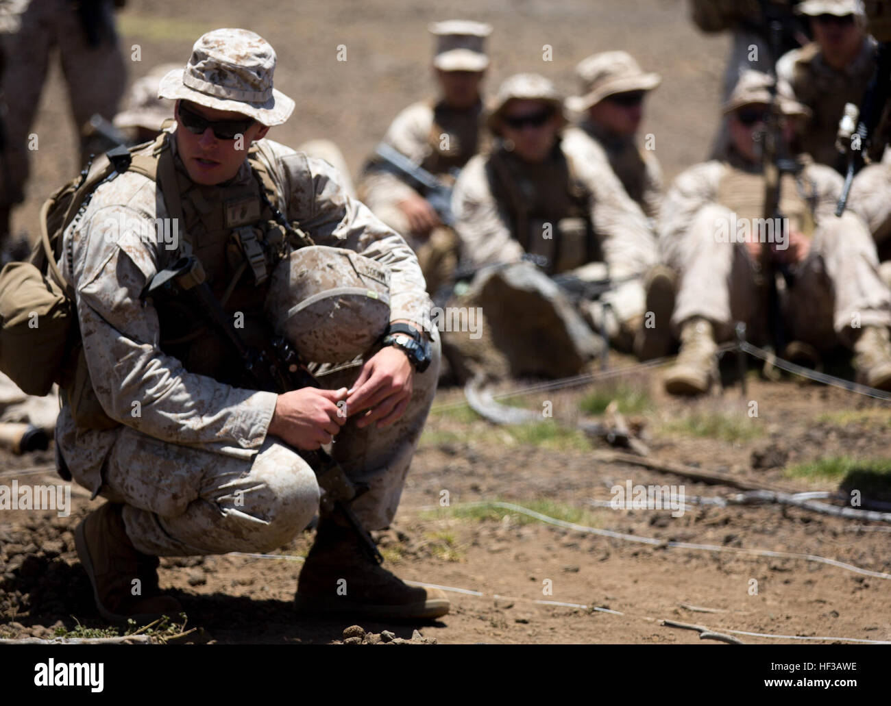 Stati Uniti Marine Corps secondo tenente Christopher J. Immoos, primo comandante di plotone, Alfa Company, 1° Battaglione 3 Marines mutandine i Marines su cosa 1PLT obiettivo è durante la dimensione dell'azienda assalto sul campo 10 durante il funzionamento di lava a bordo Viper Pohakuloa Area Formazione, Hi., 21 maggio 2015. Società alfa è la prima gamma di assalto 10 come una società. Gamma 10 ha solo usati precedentemente per la dimensione di plotone assalti. La Lava Viper 150521-M-ZQ619-030 Foto Stock