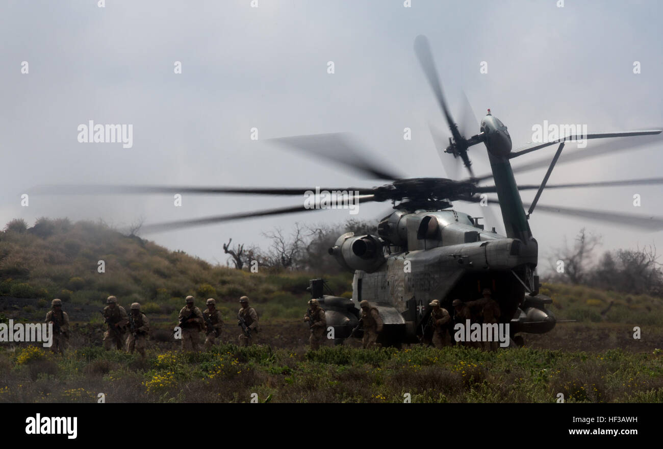 Stati Uniti Marines attaccata alla società alfa, 1° Battaglione 3 Marines uscire un CH-53 Super Stallion a condurre una dimensione aziendale assalto sul campo 10 durante il funzionamento di lava a bordo Viper Pohakuloa Area Formazione, Hi., 21 maggio 2015. Società alfa è la prima gamma di assalto 10 come una società. Gamma 10 ha solo usati precedentemente per la dimensione di plotone assalti. La Lava Viper 150521-M-ZQ619-076 Foto Stock