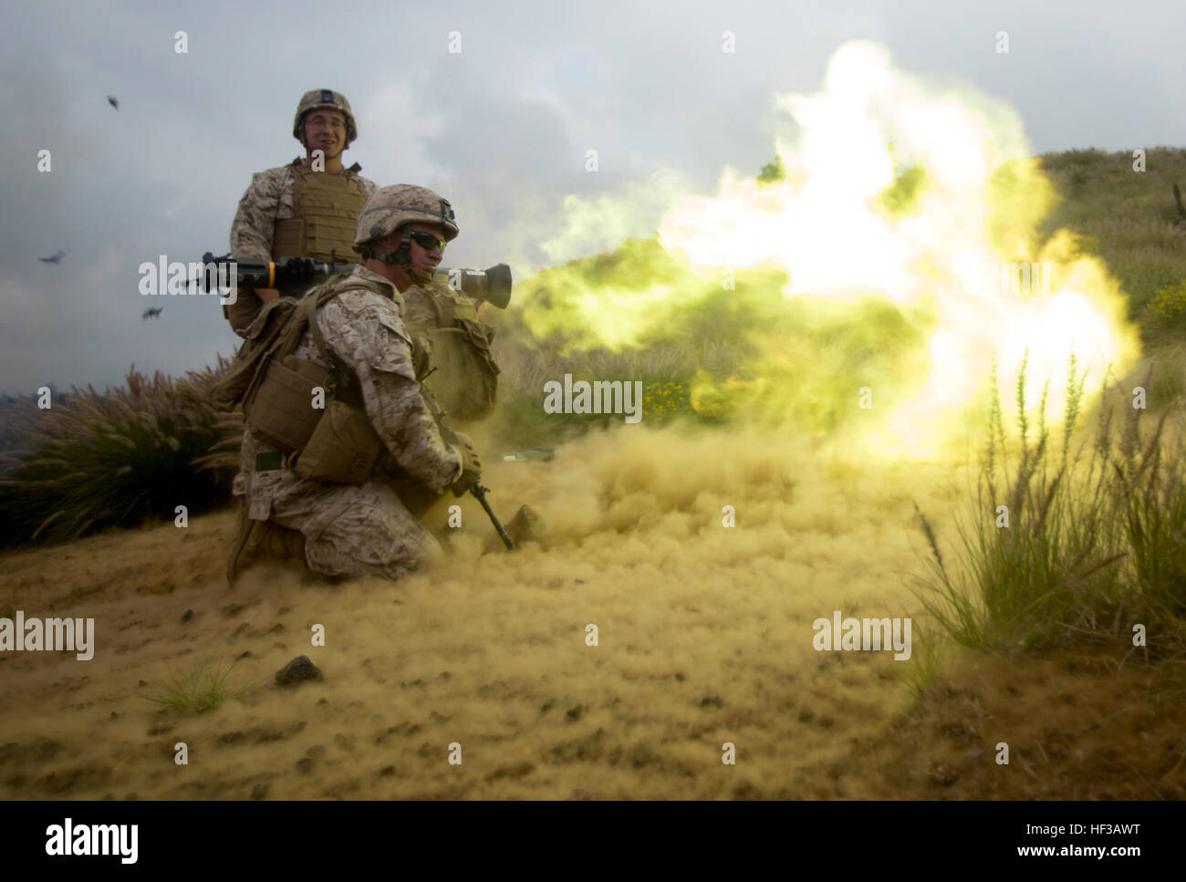 Stati Uniti Marine Corps PFC Jonathan D. Eatman lungo con Sgt. Calum J. Boyes attaccata al primo plotone, Alfa Company, 1° Battaglione 3 Marines incendi un A-4 durante una dimensione aziendale assalto sul campo 10 durante il funzionamento di lava a bordo Viper Pohakuloa Area Formazione, Hi., 21 maggio 2015. Società alfa è la prima gamma di assalto 10 come una società. Gamma 10 ha solo usati precedentemente per la dimensione di plotone assalti. La Lava Viper 150521-M-ZQ619-381 Foto Stock