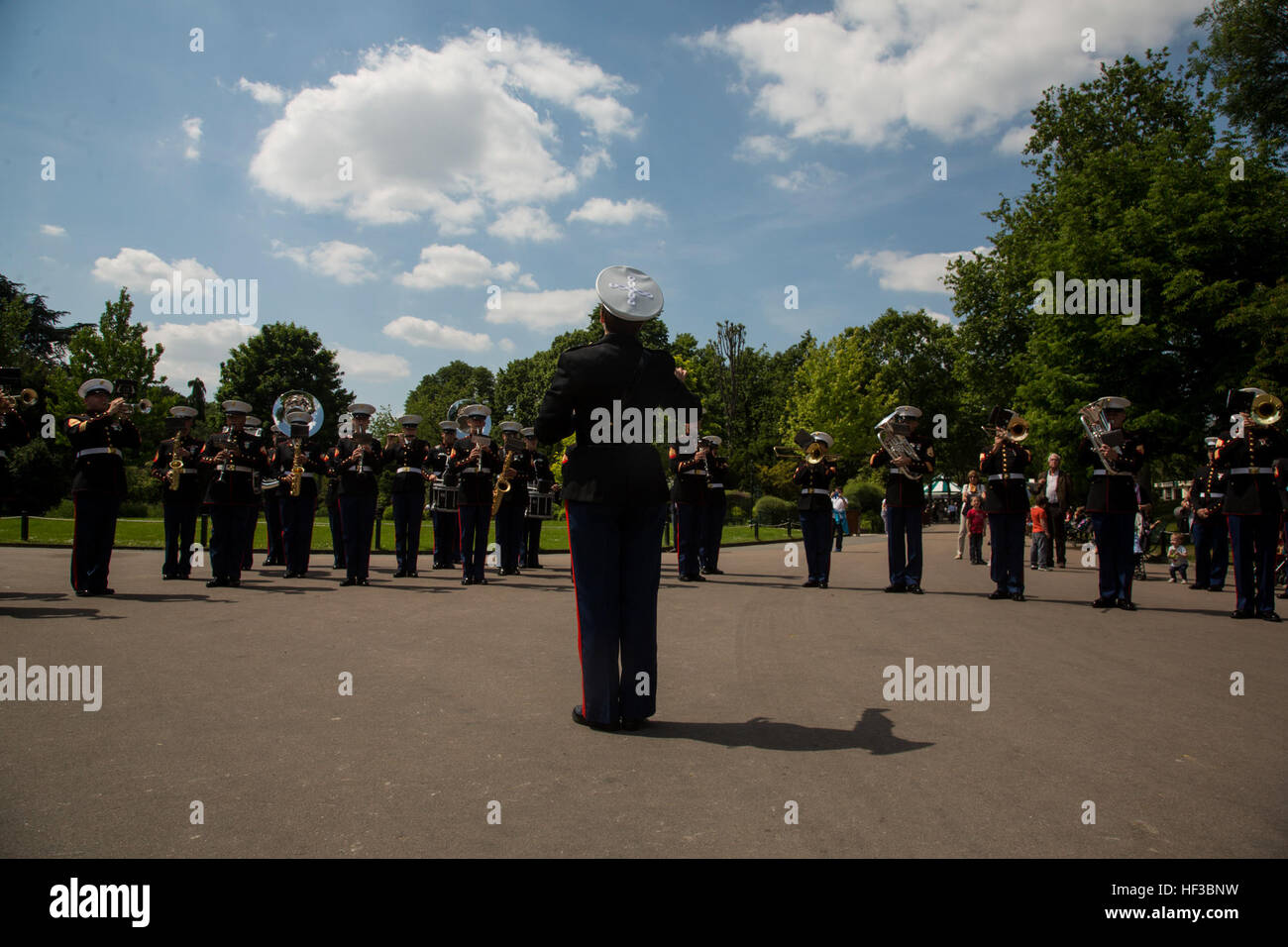 Stati Uniti Marines con la prima divisione Marine Band eseguire a Le Jardin d'Acclimatation a Parigi, Francia, a maggio, 27, 2015. La banda della performance è uno dei molti eventi che saranno in corso durante la loro visita in Francia come parte del legno Belleau anniversario della cerimonia. (U.S. Marine Corps foto di Sgt. Luis A. Vega/RILASCIATO) partito nel Jardin d'Acclimatation 150527-M-EP759-180 Foto Stock