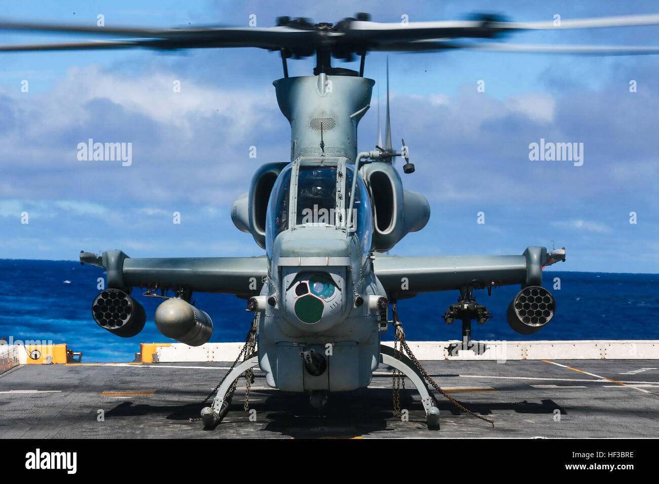 Un AH-1Z Viper con Marine mezzo squadrone Tiltrotor 161 (rinforzato), xv Marine Expeditionary Unit, si prepara per il decollo a bordo della USS ancoraggio (LPD) 23 in mare nell'Oceano Pacifico, 27 maggio, 2015. I marines e marinai di VMM-161 (Rein.) praticare le loro rispettive competenze a bordo di ancoraggio per preparare il loro prossimo incarico mentre distribuito. (U.S. Marine Corps foto di Sgt. Jamean Berry/RILASCIATO) U.S. Marines conquista il cielo mentre distribuito in mare 150527-M-GC438-030 Foto Stock