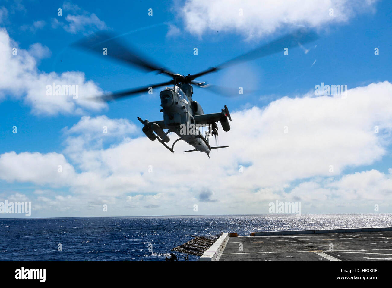 Un AH-1Z Viper con Marine mezzo squadrone Tiltrotor 161 (rinforzato), xv Marine Expeditionary Unit, decolla dall'USS ancoraggio (LPD) 23 in mare nell'Oceano Pacifico, 27 maggio, 2015. I marines e marinai di VMM-161 (Rein.) praticare le loro rispettive competenze a bordo di ancoraggio per preparare il loro prossimo incarico mentre distribuito. (U.S. Marine Corps foto di Sgt. Jamean Berry/RILASCIATO) U.S. Marines conquista il cielo mentre distribuito in mare 150527-M-GC438-051 Foto Stock