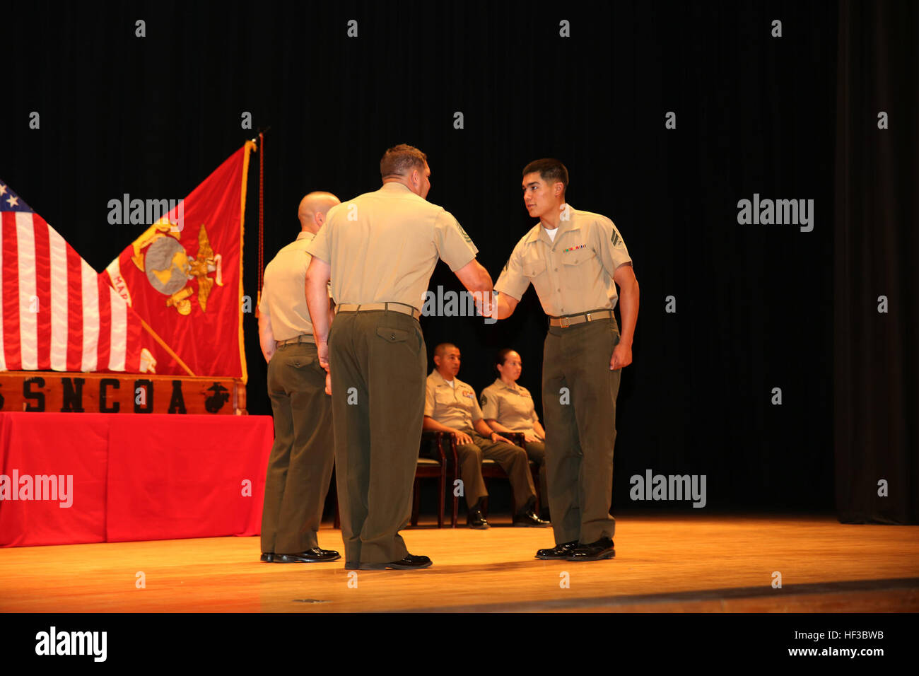 Cpl. Sergio J. Parada, diritto, serbatoio tecnico di riparazione, serbatoio plotone, la società B, il combattimento a terra integrati elemento Task Force, è congratulato da Master Sgt. James Slife III, oratore ospite, durante il caporale Corso di laurea presso la Marine Corps base Camp Lejeune Theatre, 28 maggio. Da ottobre 2014 a luglio 2015, il GCEITF condotta individuale e collettivo di competenze di livello di formazione in designato il combattimento a terra i bracci di specialità professionali al fine di facilitare la basata su standard di valutazione della prestazione fisica di Marines in simulato un ambiente operativo eseguendo la massa specifica c Foto Stock