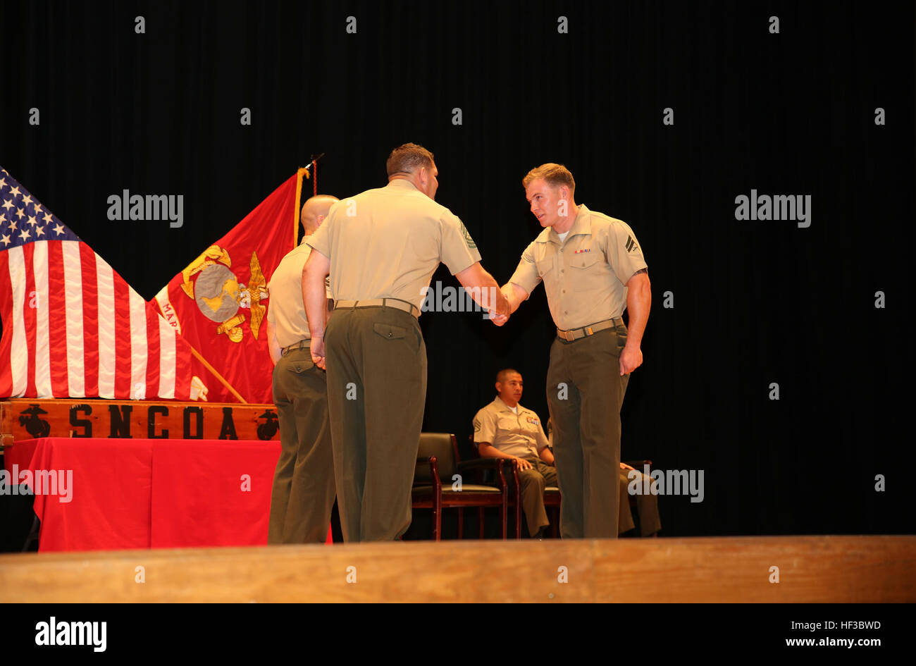 Cpl. Wesley A. Hunt, a destra del campo cannoneer artiglieria, batteria A, il combattimento a terra integrati elemento Task Force, è congratulato da Master Sgt. James Slife III, oratore ospite, durante il caporale Corso di laurea presso la Marine Corps base Camp Lejeune Theatre, 28 maggio. Da ottobre 2014 a luglio 2015, il GCEITF condotta individuale e collettivo di competenze di livello di formazione in designato il combattimento a terra i bracci di specialità professionali al fine di facilitare la basata su standard di valutazione della prestazione fisica di Marines in simulato un ambiente operativo eseguendo la massa specifica combat arms ta Foto Stock