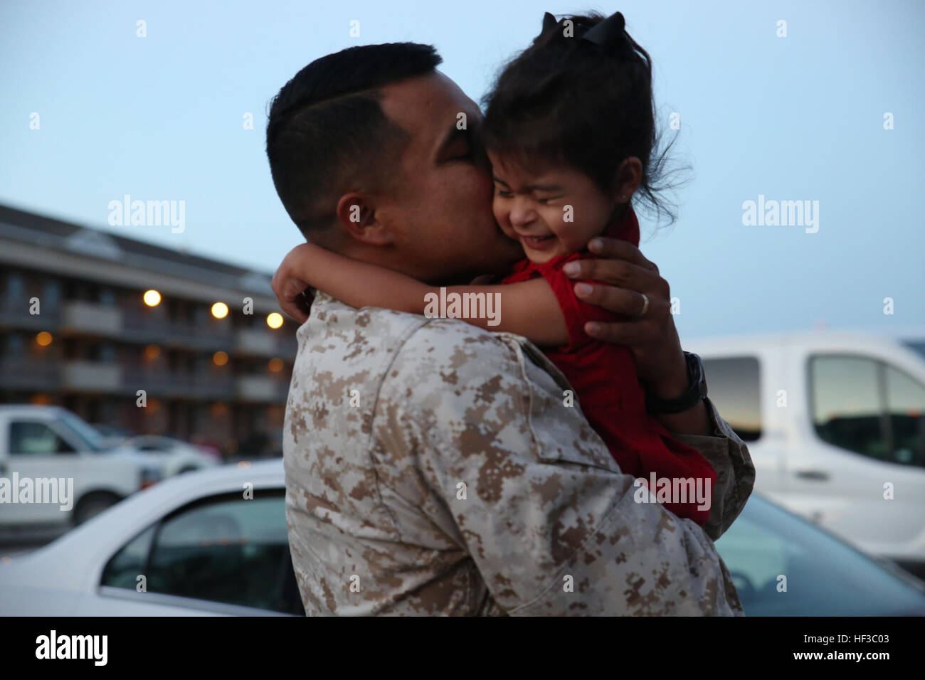 Gunnery Sgt. Robert Mendoza, la società B gunnery sergente, il combattimento a terra integrati elemento Task Force, abbraccia la figlia al ritorno al Marine Corps base Camp Lejeune, N.C., 29 maggio 2015. La società di assalto anfibio veicolo plotone era l'ultimo della Task Force per completare le loro Marine Corps Prova di funzionamento e di attività di valutazione valutazione, a bordo del Marine Corps base Camp Pendleton, California Da ottobre 2014 a luglio 2015, il GCEITF condotta individuale e collettivo di competenze di livello di formazione in designato il combattimento a terra i bracci di specialità professionali al fine di facilitare le norme-b Foto Stock