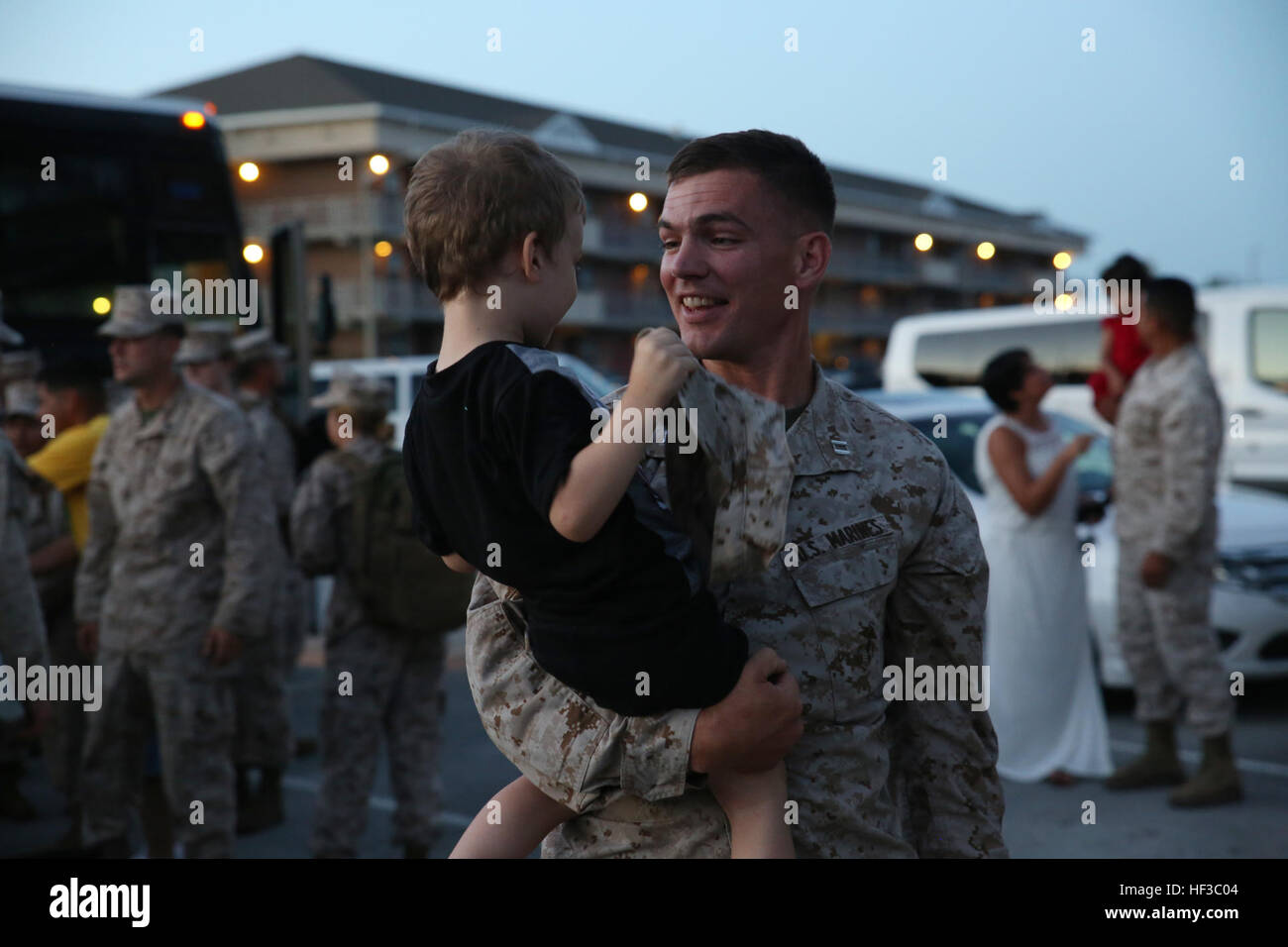 Il cap. Alexander Puraty, società B commander, il combattimento a terra integrati elemento Task Force, abbraccia il suo figlio al ritorno al Marine Corps base Camp Lejeune, N.C., 29 maggio 2015. La società di assalto anfibio veicolo plotone era l'ultimo della Task Force per completare le loro Marine Corps Prova di funzionamento e di attività di valutazione valutazione, a bordo del Marine Corps base Camp Pendleton, California Da ottobre 2014 a luglio 2015, il GCEITF condotta individuale e collettivo di competenze di livello di formazione in designato il combattimento a terra i bracci di specialità professionali al fine di facilitare la basata su standard o di valutazione Foto Stock