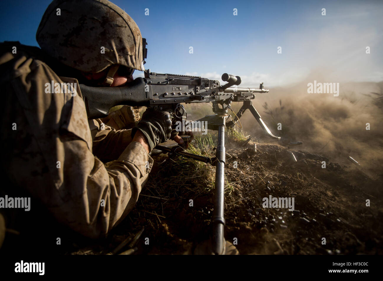 Un U.S. Marine attaccata al 2° plotone, una società, 1° Battaglione, 3° Reggimento Marine - 'La Lava i cani' incendi un M240B Mitragliatrice a bersagli nemici durante la Viper di lava a bordo Pohakuloa Area Formazione, Hi., 29 maggio 2015. Marines della 2° plotone sono tasked con assaltando un nemico composto. (U.S. Marine Corps foto di Cpl. Ricky S. Gomez/RILASCIATO) Lava 150529 Viper-M-ZQ619-172 Foto Stock