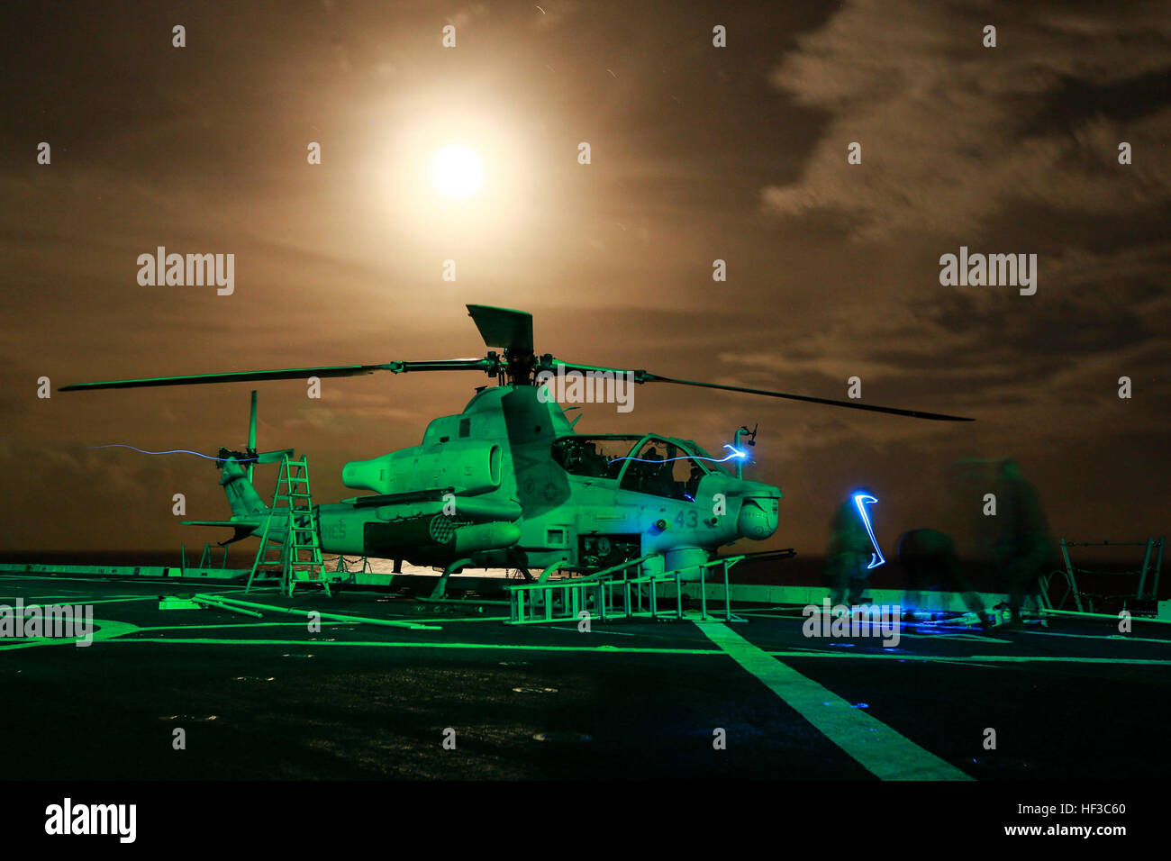 Stati Uniti Marines con Marine mezzo squadrone Tiltrotor 161 (rinforzato), xv Marine Expeditionary Unit, eseguire la post-volo di manutenzione su un AH-1Z Viper a bordo della USS ancoraggio (LPD 23) nel Mare delle Filippine, Giugno 2, 2015. I marines di VMM-161 (Rein.) lavorano giorno e notte per garantire che gli aeromobili sono in grado di missione. (U.S. Marine Corps foto di Sgt. Jamean Berry/RILASCIATO) U.S. Marines assicurarsi che gli elicotteri sono tutti impostati dopo che il volo 150602-M-GC438-082 Foto Stock