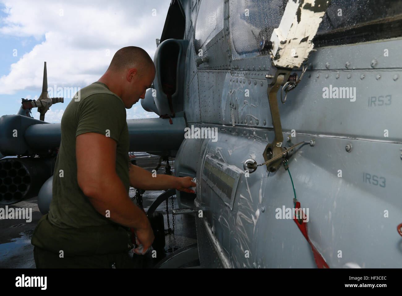 Stati Uniti Lancia Marine Cpl. Robert Sandlin pulisce un AH-1Z Viper a bordo della USS ancoraggio (LPD 23) nel Mare delle Filippine, 6 giugno 2015. Sandlin è una messa a terra delle attrezzature di supporto meccanico con un mezzo marino Tiltrotor Squadron 161 (rinforzato). I marines di VMM-161 (Rein) pulire e mantenere gli elicotteri a bordo di ancoraggio regolarmente per garantire che siano mantenute in stato più elevato di disponibilità. (U.S. Marine Corps foto di Sgt. Jamean Berry/ Rilasciato) al carwash 150606-M-GC438-015 Foto Stock