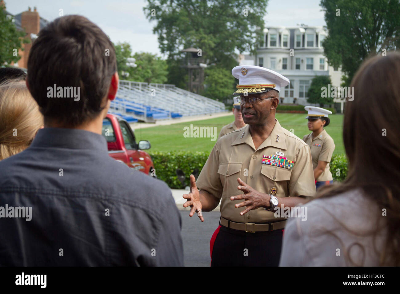 Stati Uniti Marine Corps tenente gen. Ronald L. Bailey, il vice comandante per piani, politiche e le operazioni per la Marine Corps, complimenti magg. Lisa Lawrence di carattere e di esperienza durante la sua cerimonia di promozione a Marino nelle caserme di Washington D.C., Giugno 6, 2015. Lawrence, nativo di Houston ha servito in Marine Corps per 11 anni come un public affairs officer, completando il tour di combattimento in Iraq e in Afghanistan. Ella attualmente serve come un funzionario responsabile della selezione per il reclutamento di Station Baltimora, dove ella è affidato il compito di reclutamento di personale altamente qualificato di uomini e donne che desiderano beco Foto Stock