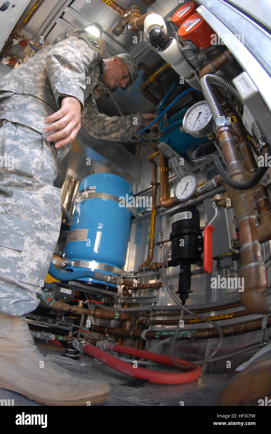 Sgt. 1. Classe Timothy L. Borton, logistica sottufficiale dalle Hawaii National Guard chimici, biologici, radiologici e nucleari esplosivi (CBRNE) Enhanced Response Force Package (CERF-P), controlla le valvole dell'acqua di un mobile unità di decontaminazione durante l'esercizio vigile protezione/Makani Pahili 2015 in Queens Medical Center West Oahu, Hawaii, Giugno 6, 2015. L'esercizio incluso Queens ospedale di emergenza personale sala e soldati dell'esercito delle Hawaii Guardia nazionale partecipando a un disastro combinato e preparazione di uragano esercizio sponsorizzato dal governo degli STATI UNITI Comando Nord, Na Foto Stock