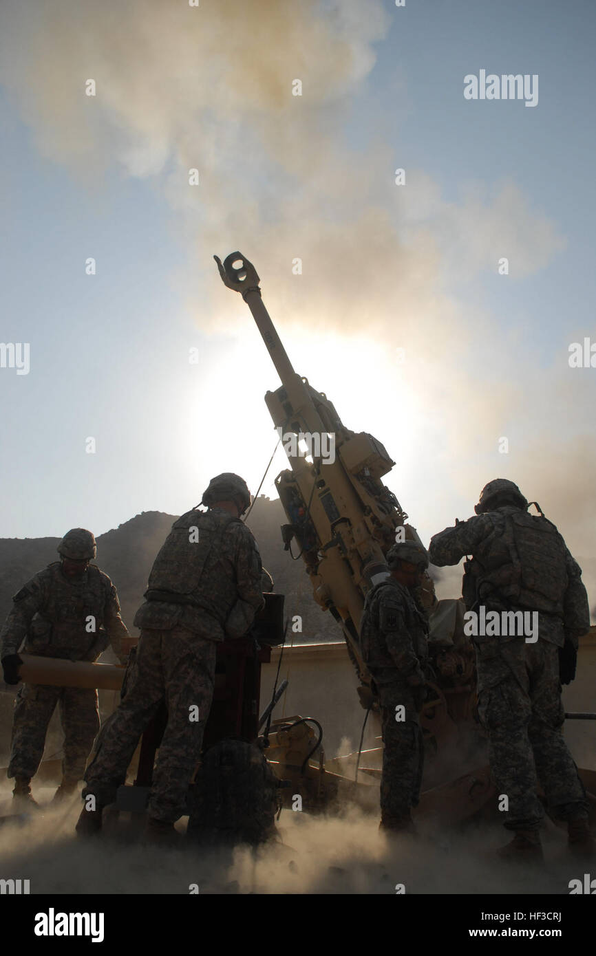 La terra scuote la polvere sciolta nel aftershock come Stati Uniti I membri dell'esercito da Charlie batteria, 1-321 Airborne campo reggimento di artiglieria, Ft. Bragg, N.C., fuoco a 155 mm obice trainato a Camp Wright, Afghanistan, Sett. 23, 2009. Il team ha sparato il arma come parte di un esercizio del registro di sistema nel caso in cui gli obiettivi sono pre-marcate per aumentare la velocità e la precisione. (U.S. Air Force photo/ Tech. Sgt. Brian Boisvert rilasciato) Flickr - DVIDSHUB - Wake Up Foto Stock