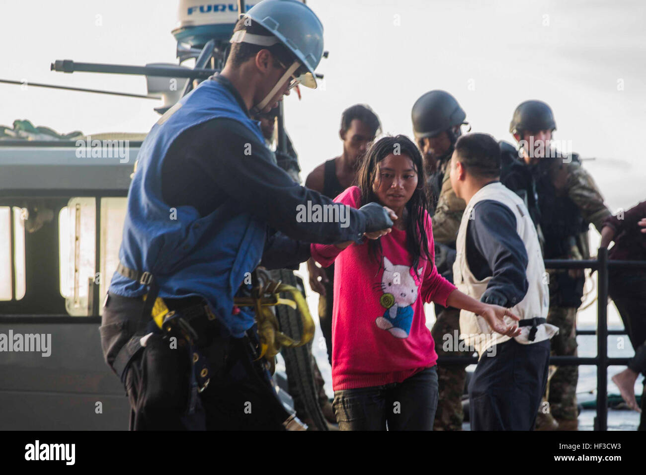 I marinai dalla Essex anfibio gruppo pronto aiuto angosciate dei marittimi a bordo del USS Rushmore (LSD 47) in Stretto di Makassar, 10 giugno 2015. Rushmore resi assistenza al distressed marittimi nelle acque tra le isole indonesiane di Kalimantan e Sulawesi. Una volta a bordo, gli sfollati sono stati forniti cibo e cure mediche da marines e marinai del XV Marine Expeditionary Unit ed Essex anfibio gruppo pronto.(STATI UNITI Marine Corps foto di Sgt. Emmanuel Ramos/RILASCIATO) 65 indonesiani salvato dalla tragedia di U.S. Marines, marinai 150610-M-ST621-280 Foto Stock