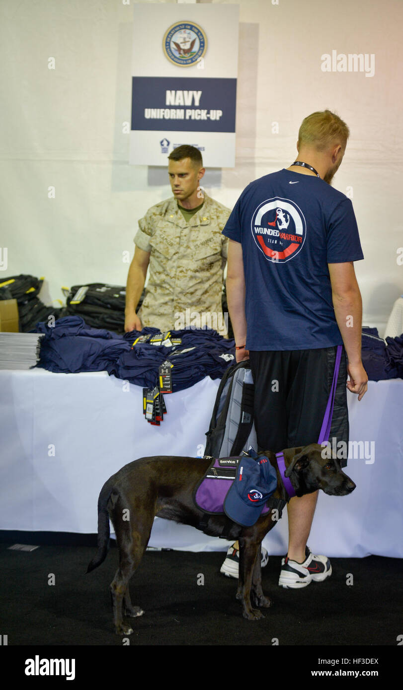 Concorrente del 2015 del Dipartimento della Difesa (DoD) Giochi guerriero, pensionato U.S. Navy Corpsman ospedale di terza classe Brian Canich, riceve gli elementi uniforme con il suo servizio cane Bree al suo fianco durante la Marina iscrizione squadra al Marine Corps base Quantico, Va., 17 giugno 2015. Il Guerriero Giochi, fondata nel 2010, è un paralimpico stile di concorrenza che dispone di otto sport adattativo di feriti, malati e feriti i membri del servizio e reduci dalla U.S. Esercito, Marine Corps, Navy/Coast Guard, Air Force, il Comando Operazioni Speciali e le forze armate britanniche. Quest anno segna la prima volta DoD tak Foto Stock