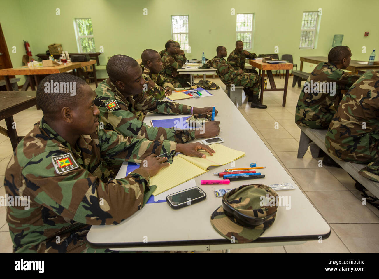 Multi-forze nazionali per saperne di raccolta di prove tecniche e procedure a prezzo caserma, Belize, 18 giugno 2015. Tradewinds 2015 è un combinato, joint U.S. Southern Command-Sponsored esercizio e un opportunità per i partner partecipanti unite a venire insieme per migliorare la sicurezza regionale. (U.S. Marine Corps Photo by Lance Cpl. Kimberly Aguirre/RILASCIATO) Ambasciatore visite Tradewinds 2015 150618-M-NX410-603 Foto Stock