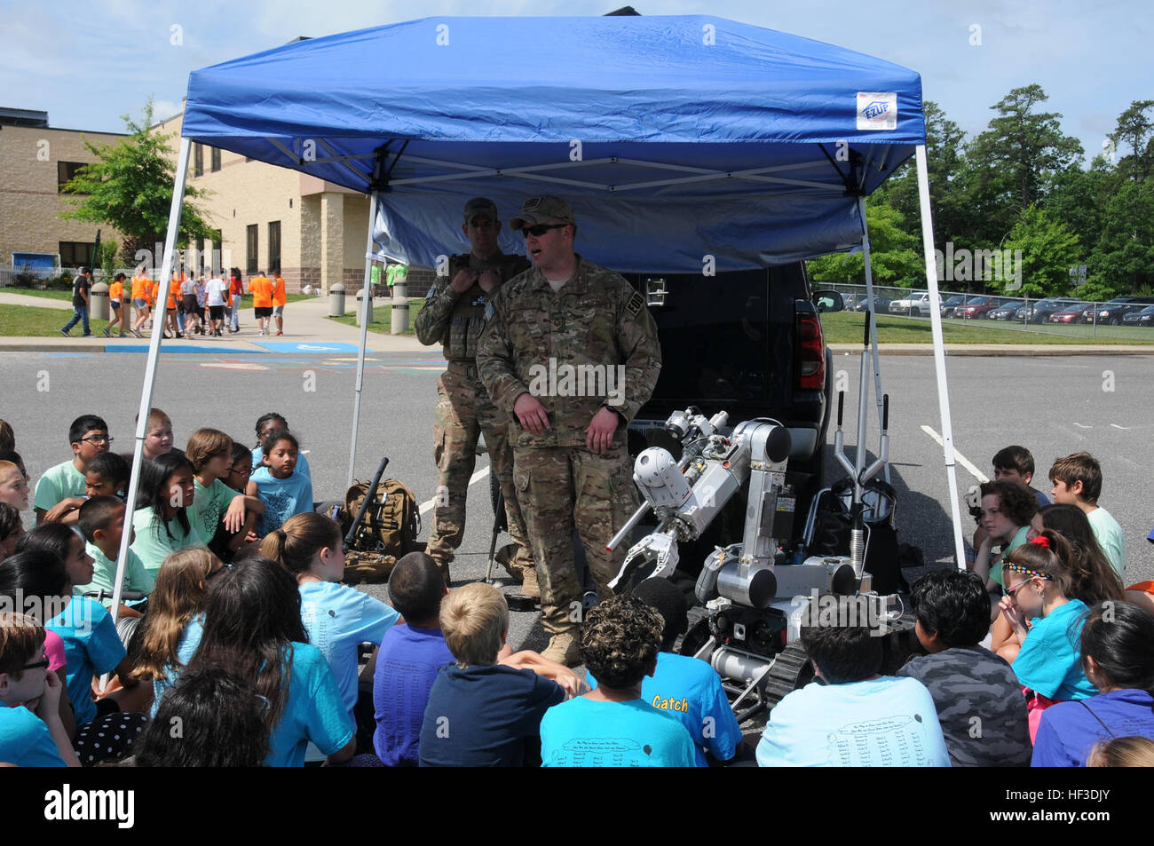 Stati Uniti Air Force Tech. Sgt. John Hurley, destra e Tech Sgt. Philip Douglass, l'eliminazione degli ordigni esplosivi aviatori dal New Jersey Air National Guard il 177th Fighter Wing, parlare al quinto anno gli studenti a Dr. Joyanne D. Miller Scuola, Egg Harbor Township, N.J., durante il XIX secolo annuale Giornata il coraggio di laurea. I membri dell'ala è arrivato insieme al Porto di uovo township di polizia, i servizi medici di pronto soccorso, Atlantic County SWAT, West Atlantic City Volunteer Fire Company, e Cardiff Volunteer Fire Company per celebrare il quinto anno gli studenti' il completamento del programma di osare. (U.S. Air National Guard ph Foto Stock