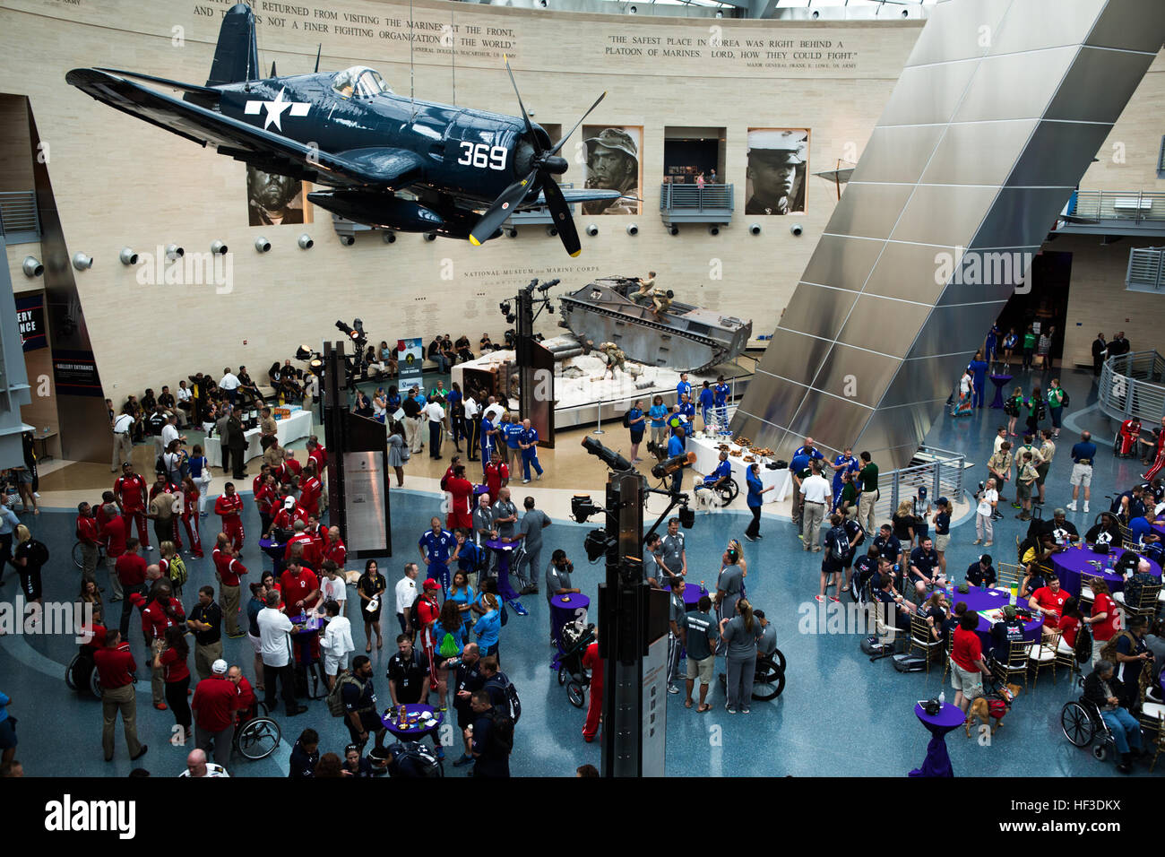 I partecipanti con il 2015 DoD giochi guerriero tour del Museo Nazionale del Marine Corps nel triangolo, Va., 19 giugno 2015. Il DoD Warrior Giochi, tenutasi al Marine Corps base Quantico giugno 19-28, è adattativa di competizione sportiva di feriti, malati e feriti i membri del servizio e reduci dalla U.S. Esercito, Marine Corps, Marina, Air Force, il Comando Operazioni Speciali e le forze armate britanniche. (U.S. Marine Corps foto di Cpl. Owen Kimbrel/RILASCIATO) 2015 DoD guerriero ferito giochi cerimonia di apertura 150619-M-CJ278-001 Foto Stock