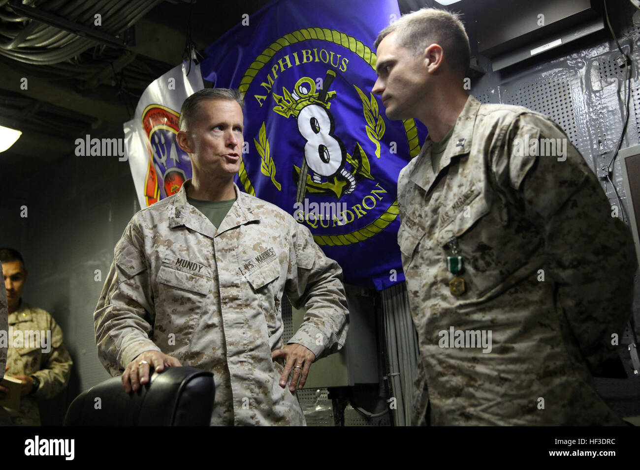 Il Mag. Gen. Carl Mundy III, sinistra, comandante della Task Force 51, parla al cap. Gary Keefer, assistente responsabile di intelligence per la ventiquattresima Marine Expeditionary Unit, dopo la stipulazione di lui una marina encomio medaglia a bordo dell'assalto anfibio nave USS Iwo Jima (LHD 7) Giugno 19, 2015. Il ventiquattresimo MEU è imbarcata sulle navi di Iwo Jima Amphibious pronto Gruppo e sono dispiegati per mantenere la sicurezza regionale negli Stati Uniti Quinta Flotta area di operazioni. (U.S. Marine Corps photo by Lance Cpl. Austin Lewis) Task Force 51 visite Commander USS Iwo Jima in Giordania 150619-M-QZ288-048 Foto Stock