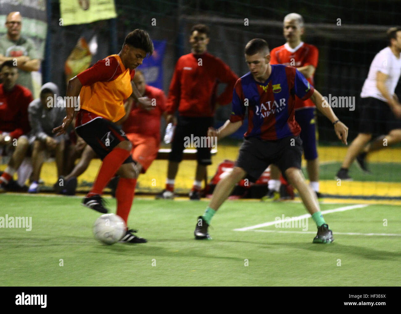 Stati Uniti Lancia Marine Cpl. Keith E. Crowley sfide un avversario durante una mostra partita di calcio contro la locale bambini romeni. I bambini sono parte del gruppo dei ragazzi di casa che cade sotto la protezione del bambino Agenzia di Romania. I marines con il Mar Nero La forza di rotazione hanno una partnership duratura con il bambino Agenzia di protezione della Romania dando il loro tempo durante i vari eventi durante tutto l'anno. Crowley è un impiegato addetto amministrativo con BSRF. BSRF Marines toccare locale comunità rumena 150623-M-HP089-795 Foto Stock