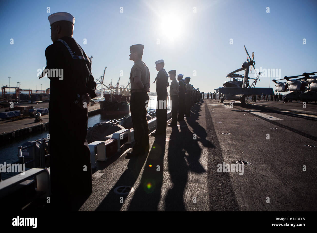 I Marines degli Stati Uniti con la 31st Marine Expeditionary Unit e i marinai erano a bordo della USS Bonhomme Richard (LHD 6) quando la nave entrò a Fremantle, Australia Occidentale, il 25 giugno 2015. La navigazione delle rotaie è un'usanza navale eseguita quando si entra o si ritorna in porto. Foto Stock