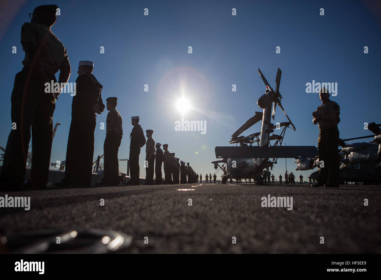 Stati Uniti Marines con 31 Marine Expeditionary Unit (MEU) e marinai uomo le rotaie a bordo della USS Bonhomme Richard (LHD 6) come la nave entra Fremantle, Western Australia, 25 giugno 2015. Manning rotaie è una consuetudine che si è evoluto da secoli vecchia pratica 'manning cantieri.' navi della Marina Militare spesso l'uomo le guide quando si entra in un porto o durante la fase di ritorno alla nave di homeport alla fine di una distribuzione. (U.S. Marine Corps photo by GySgt. Ismael Peña/RILASCIATO) 31 MEU Marines uomo le rotaie a bordo della USS Bonhomme Richard (LHD-6) 150625-M-CX588-035 Foto Stock