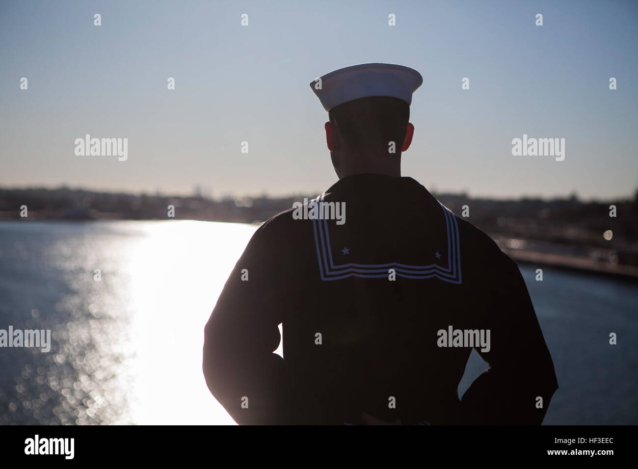 Stati Uniti Marines con 31 Marine Expeditionary Unit (MEU) e marinai uomo le rotaie a bordo della USS Bonhomme Richard (LHD 6) come la nave entra Fremantle, Western Australia, 25 giugno 2015. Manning rotaie è una consuetudine che si è evoluto da secoli vecchia pratica 'manning cantieri.' navi della Marina Militare spesso l'uomo le guide quando si entra in un porto o durante la fase di ritorno alla nave di homeport alla fine di una distribuzione. (U.S. Marine Corps photo by GySgt. Ismael Peña/RILASCIATO) 31 MEU Marines uomo le rotaie a bordo della USS Bonhomme Richard (LHD-6) 150625-M-CX588-048 Foto Stock