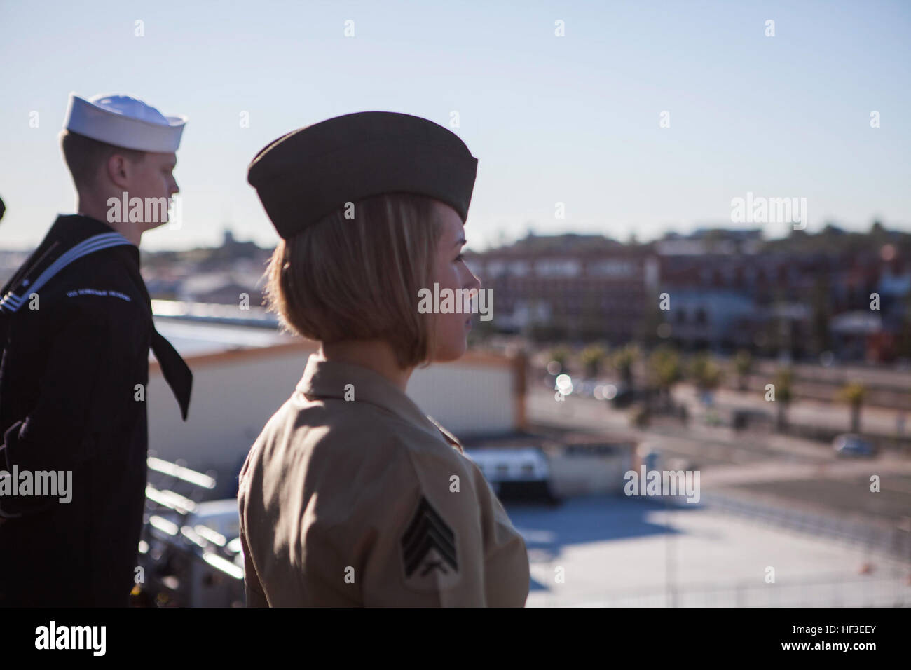 Stati Uniti Marines con 31 Marine Expeditionary Unit (MEU) e marinai uomo le rotaie a bordo della USS Bonhomme Richard (LHD 6) come la nave entra Fremantle, Western Australia, 25 giugno 2015. Manning rotaie è una consuetudine che si è evoluto da secoli vecchia pratica 'manning cantieri.' navi della Marina Militare spesso l'uomo le guide quando si entra in un porto o durante la fase di ritorno alla nave di homeport alla fine di una distribuzione. (U.S. Marine Corps photo by GySgt. Ismael Peña/RILASCIATO) 31 MEU Marines uomo le rotaie a bordo della USS Bonhomme Richard (LHD-6) 150625-M-CX588-136 Foto Stock