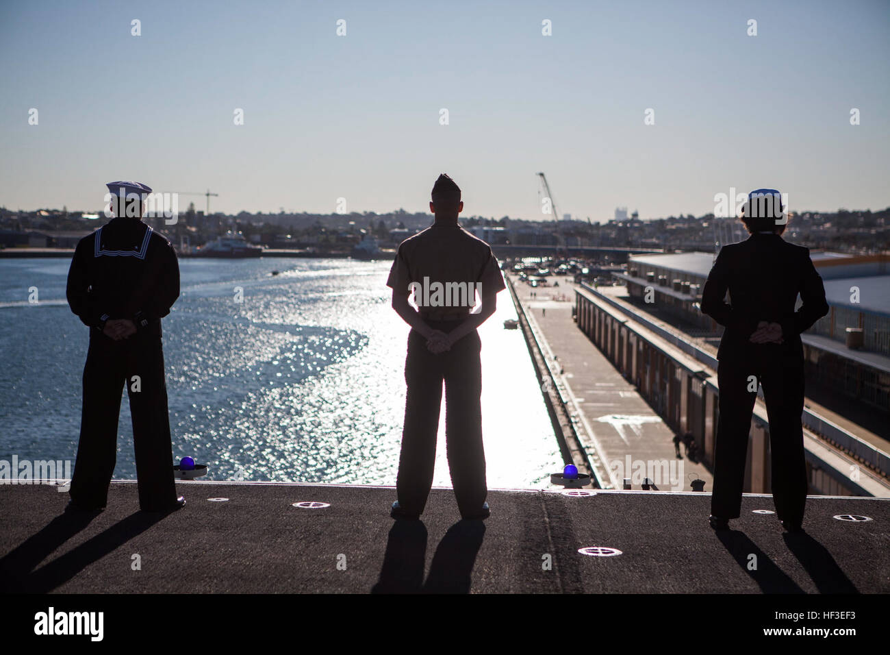 Stati Uniti Marines con 31 Marine Expeditionary Unit (MEU) e marinai uomo le rotaie a bordo della USS Bonhomme Richard (LHD 6) come la nave entra Fremantle, Western Australia, 25 giugno 2015. Manning rotaie è una consuetudine che si è evoluto da secoli vecchia pratica 'manning cantieri.' navi della Marina Militare spesso l'uomo le guide quando si entra in un porto o durante la fase di ritorno alla nave di homeport alla fine di una distribuzione. (U.S. Marine Corps photo by GySgt. Ismael Peña/RILASCIATO) 31 MEU Marines uomo le rotaie a bordo della USS Bonhomme Richard (LHD-6) 150625-M-CX588-147 Foto Stock