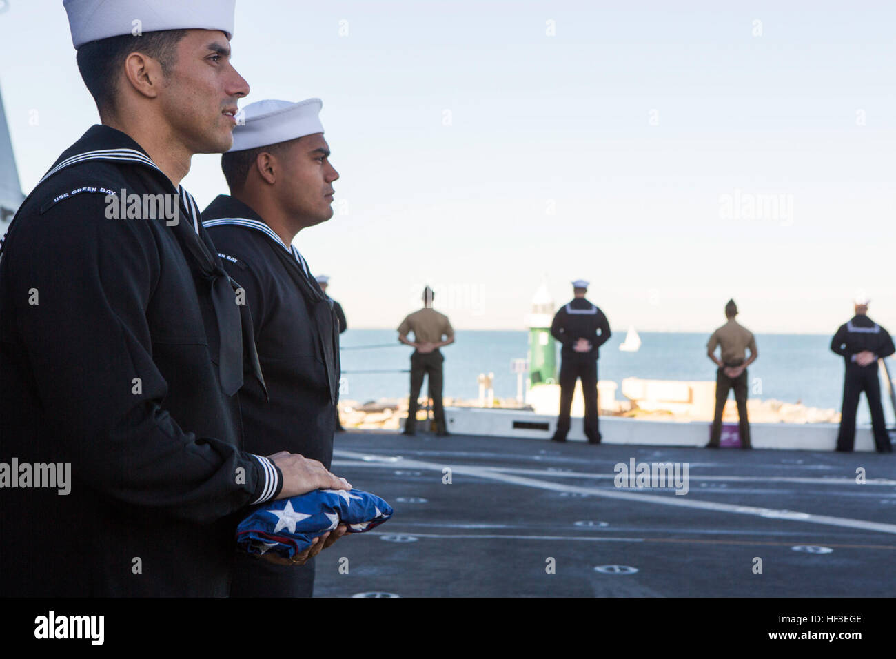 I marines e i marinai degli Stati Uniti si imbarcano a bordo della USS Green Bay (LPD-20) mentre entrano a Fremantle, Australia Occidentale, eseguendo la tradizione navale di equipaggiare le rotaie durante l'ingresso nel porto. Foto Stock