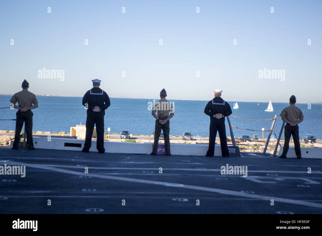 I marines e i marinai a bordo della USS Green Bay (LPD-20) fanno da guida mentre entrano a Fremantle, Australia Occidentale, seguendo la tradizione navale per entrare nei porti o tornare dallo schieramento. Foto Stock