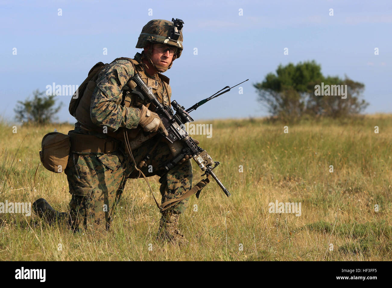 I Marines con Golf Company, la forza rotativa del Mar Nero conducono attacchi coordinati di plotoni con la 307th Naval Infantry rumena nell'area di addestramento Babadag durante una settimana di esercitazioni militari. Foto Stock