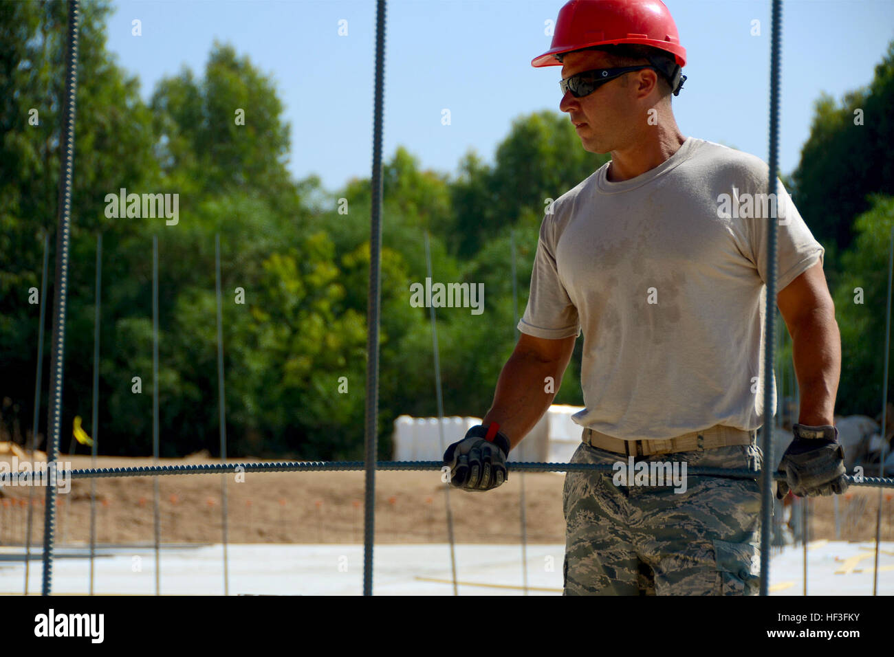 Stati Uniti Air Force Staff Sgt. James Crimmins, una apparecchiatura pesante operatore dalla Carolina del Sud Air National Guard's 169Ingegnere Civile squadrone a McEntire comune di Guardia Nazionale Base, S.C., detiene rebar per essere collocato in Nuform pareti di edifici multiuso essendo costruito a sostegno di una distribuzione per la formazione in Israele, 5 luglio 2015. Il progetto di costruzione è quello di aiutare la S.C. Bistecca di manzo aviatori mantengono la loro ingegneria civile specialità. Swamp Fox di ingegneri civili stanno lavorando al fianco di duecentesimo rosso squadrone di cavalli e U.S. Navy Seabees ingegneri civili durante l'esercizio. (Carolina del Sud aria N Foto Stock