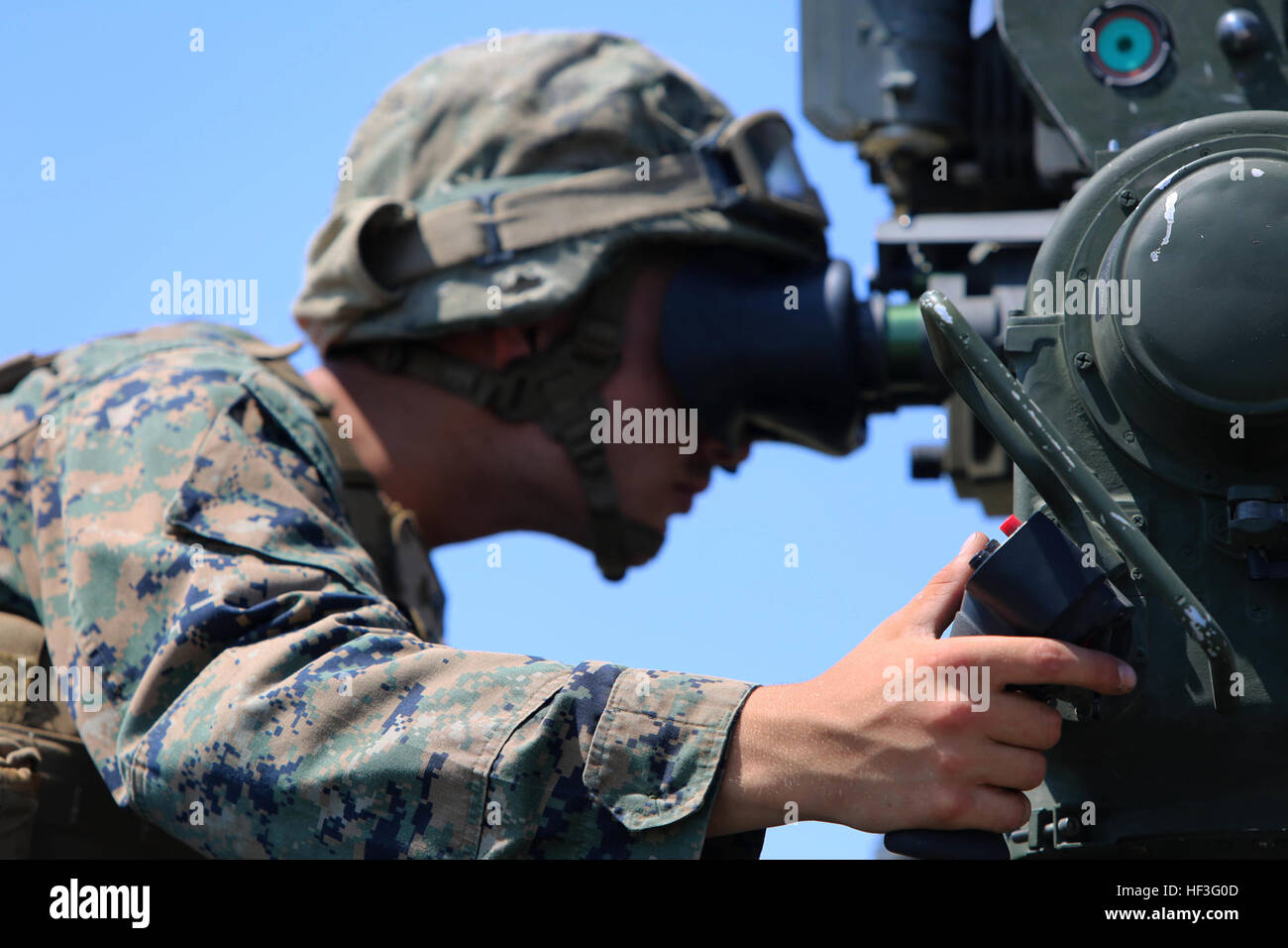 Stati Uniti Lancia Marine Cpl. Carl Hill, anti-missile serbatoio uomo con armi Company, Mar Nero forza rotazionale, rende la vista regolazioni per la M41 Saber durante l'esercizio Platinum Lion 15-3, 8 luglio a Novo Selo Area Formazione, Bulgaria. I marines lanciato 10 tubo-lanciato, otticamente inseguito, filo guidate missili anticarro, o traino. Il traino di missili sono stati sparati da sciabole montati su torrette di Humvees. (U.S. Marine Corps photo by 1Lt. Sarah E. ustioni) Assicurazione in Bulgaria, CAAT Supporto Formazione 150709-M-OM669-807 Foto Stock