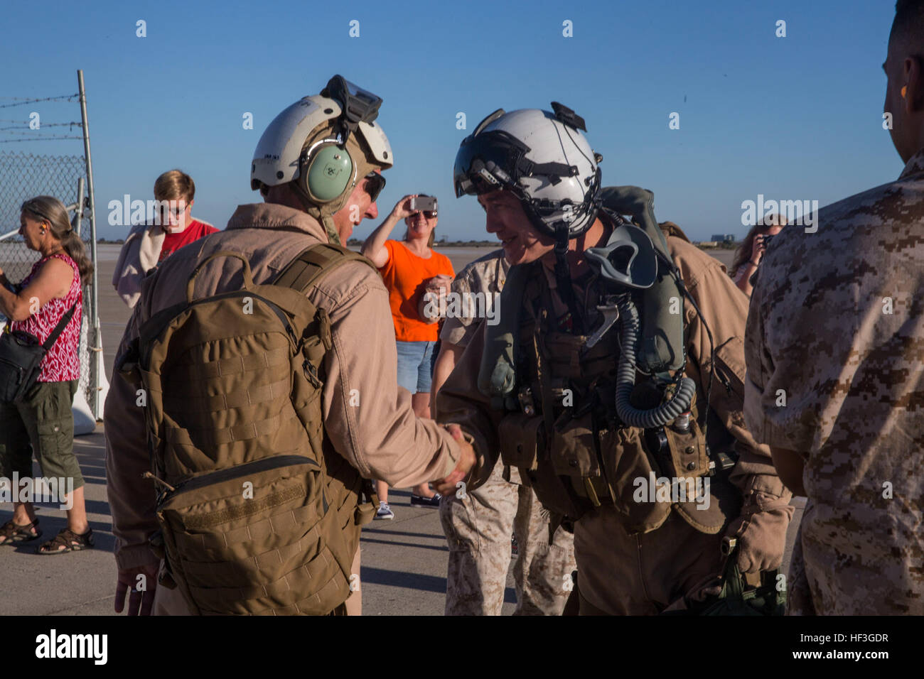 Il colonnello Anthony Bianca, comandante della Marina Gruppo di aeromobili (MAG) 16, destra, scuote le mani con Col. Il Ciad Blair, il MAG che sopraggiungono-16 comandante, dopo il ritorno da un volo a bordo di Marine Corps Air Station Miramar, California, 13 luglio. Questo volo contrassegnato Bianca finale di MV-22B Osprey volo come MAG-16 comandante prima che egli rinuncia a comando per Blair entro questo mese. (U.S. Marine Corps foto di Sgt. Brian Marion/RILASCIATO) Bianca vola Osprey per l'ultima volta come MAG-16 150713 CO-M-LI810-090 Foto Stock