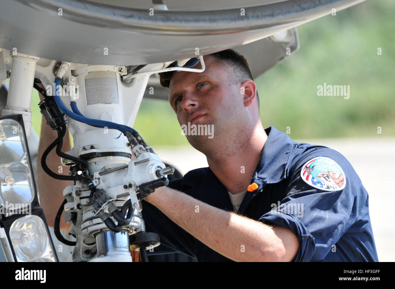 Stati Uniti Air Force Senior Airman Christian Mirande, capo equipaggio con il 177th Fighter Wing del New Jersey Air National Guard, esegue un puntone manutenzione in combinato disposto con la sua base di volo post ispezione su di un F-16D Fighting Falcon a Graf Ignatievo Air Base, Bulgaria, il 13 luglio 2015. Mirande e circa 150 aviatori dal 177th FW partecipano in Thracian Star, un accordo bilaterale in materia di esercizio di allenamento per migliorare l'interoperabilità con il bulgaro air force e per rafforzare la disponibilità a condurre operazioni aeree combinate. (U.S. Air National Guard foto di Master Sgt. Andrew J. Moseley/rilasciato Foto Stock