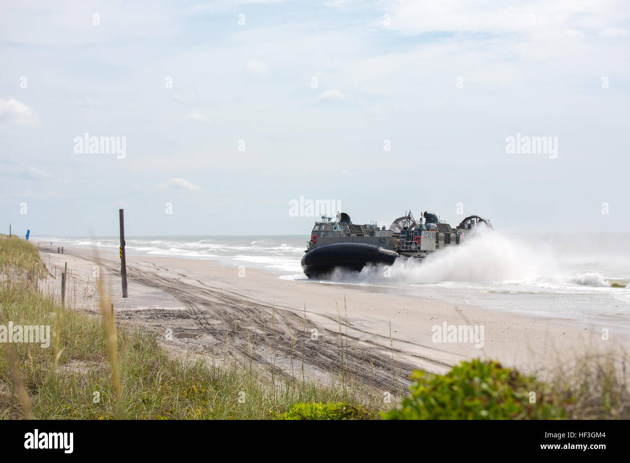Stati Uniti Navy Landing Craft Air Cushion 50 (LCAC-50), attaccato al mestiere di assalto Unità 4 (ACU4), navale Beach Gruppo 2, basata al di fuori del comune di base Expeditionary poco Creek-Fort Story, Virginia Beach, Virginia, è azionato su Onslow Beach, Camp Lejeune, N.C., 15 luglio, 2015. Marines con 2a combattere l'Ingegnere Battaglione, 2° Divisione Marine (MARDIV), ha lavorato a fianco degli Stati Uniti I marinai della marina con ACU4 per il trasporto di personale e veicoli, l'ingranaggio e armi, durante una nave-shore esercizio. (U.S. Marine Corps foto di Cpl. Kelly L. Street, 2D MARDIV COMCAM/RILASCIATO) 2° CEB Nave a riva esercizio 150715-M-OU200-012 Foto Stock
