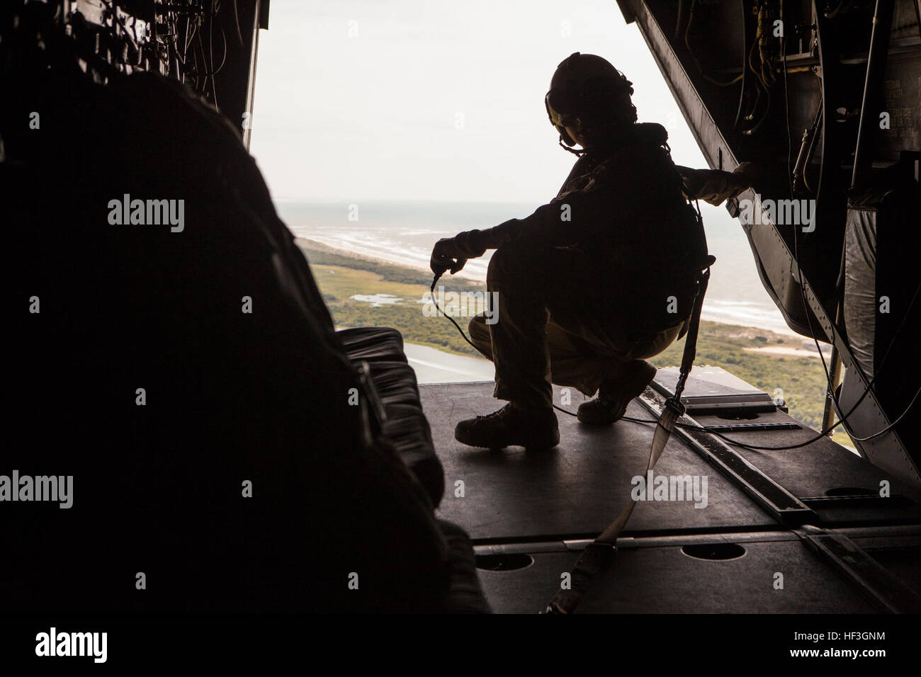 Stati Uniti Marine Corps Lance Cpl. Miguel C. Flores, una MV-22 Osprey capo equipaggio, 2 aeromobili Marina Wing, relè informazioni al resto del personale navigante su un volo tenendo il Giappone Admiral Katsutoshi Kawano, Capo del personale, di nuovo River Air Base nei pressi di Camp Lejeune, N.C., 15 luglio, 2015. Lo scopo della visita era quello di dimostrare il Dipartimento della Difesa il supporto per il Giappone gli sforzi per potenziare le capacità del Giappone Forze di autodifesa per distribuire rapidamente aria e capacità anfibie e impiegare la dottrina comune. (U.S. Marine Corps photo by Lance Cpl. Sarah Blendowski, 2d Divisione Marine, combattere la camma Foto Stock