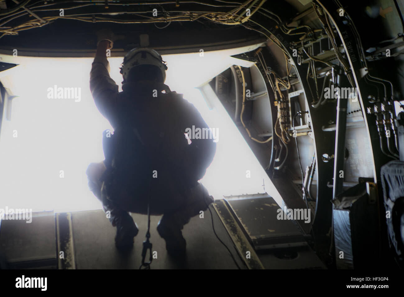 Stati Uniti Marine Corps Lance Cpl. Miguel C. Flores, una MV-22 Osprey capo equipaggio, 2° Marine Ala di aeromobili, si affaccia sulla terra su un volo tenendo il Giappone Admiral Katsutoshi Kawano, Capo del personale, di nuovo River Air Base nei pressi di Camp Lejeune, N.C., 15 luglio, 2015. Lo scopo della visita era quello di dimostrare il Dipartimento della Difesa il supporto per il Giappone gli sforzi per potenziare le capacità del Giappone Forze di autodifesa per distribuire rapidamente aria e capacità anfibie e impiegare la dottrina comune. (U.S. Marine Corps photo by Lance Cpl. Sarah Blendowski, 2d Divisione Marine, combattere la telecamera/RILASCIATO) giapponese capo di Sta Foto Stock