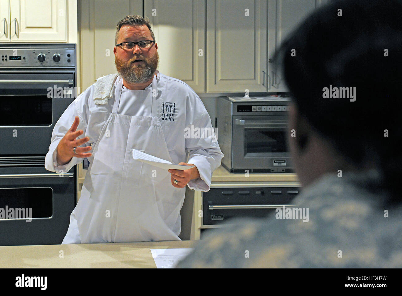 Chef Chris Ellis, progetto CHEW (Cook/sano mangiar bene) coordinatore per le Arti Culinarie Institute, Mississippi Università per le donne, discute la sicurezza alimentare dei protocolli con la Mississippi esercito nazionale Guard (MSARNG) food service specialisti sulla luglio 23, 2015. L'ottavo workshop annuale previsto MSARNG food service specialist con lezioni e workshop pratici di sviluppo di abilità progettati non solo per concentrarsi sulle nozioni di base, ma anche per introdurre tecniche avanzate relative al cibo dell'esercito programmi di servizio. Più di 75 soldati sono stati formati dall'inizio del programma nel 2007. (Mississippi Guardia Nazionale p Foto Stock