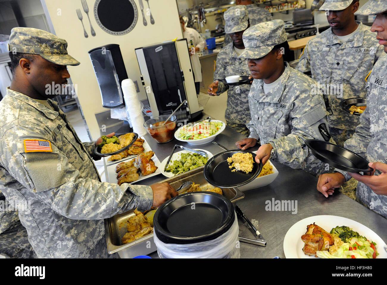 La Mississippi esercito nazionale Guard (MSARNG) i soldati campione il menu durante un servizio alimentare workshop condotto da arti culinarie Institute presso l'Università del Mississippi per le donne il 23 luglio 2015. L'ottavo workshop annuale previsto MSARNG food service specialist con lezioni e workshop pratici di sviluppo di abilità progettati non solo per concentrarsi sulle nozioni di base, ma anche per introdurre tecniche avanzate relative al cibo dell'esercito programmi di servizio. Più di 75 soldati sono stati formati dall'inizio del programma nel 2007. (Mississippi Guardia Nazionale foto di magg. Andy Thaggard, 102º Affari pubblici distacco Foto Stock