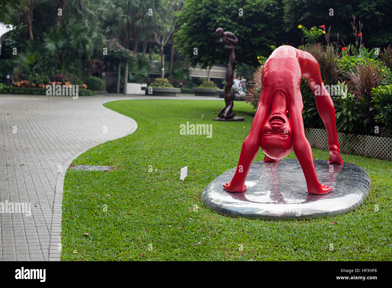 Hong Kong, Cina - 07 Novembre 2014: monumento con il ragazzo di colore rosso Foto Stock Hong Kong, Cina - 07 Novembre 2014: monumento con il ragazzo di colore rosso Foto Stock