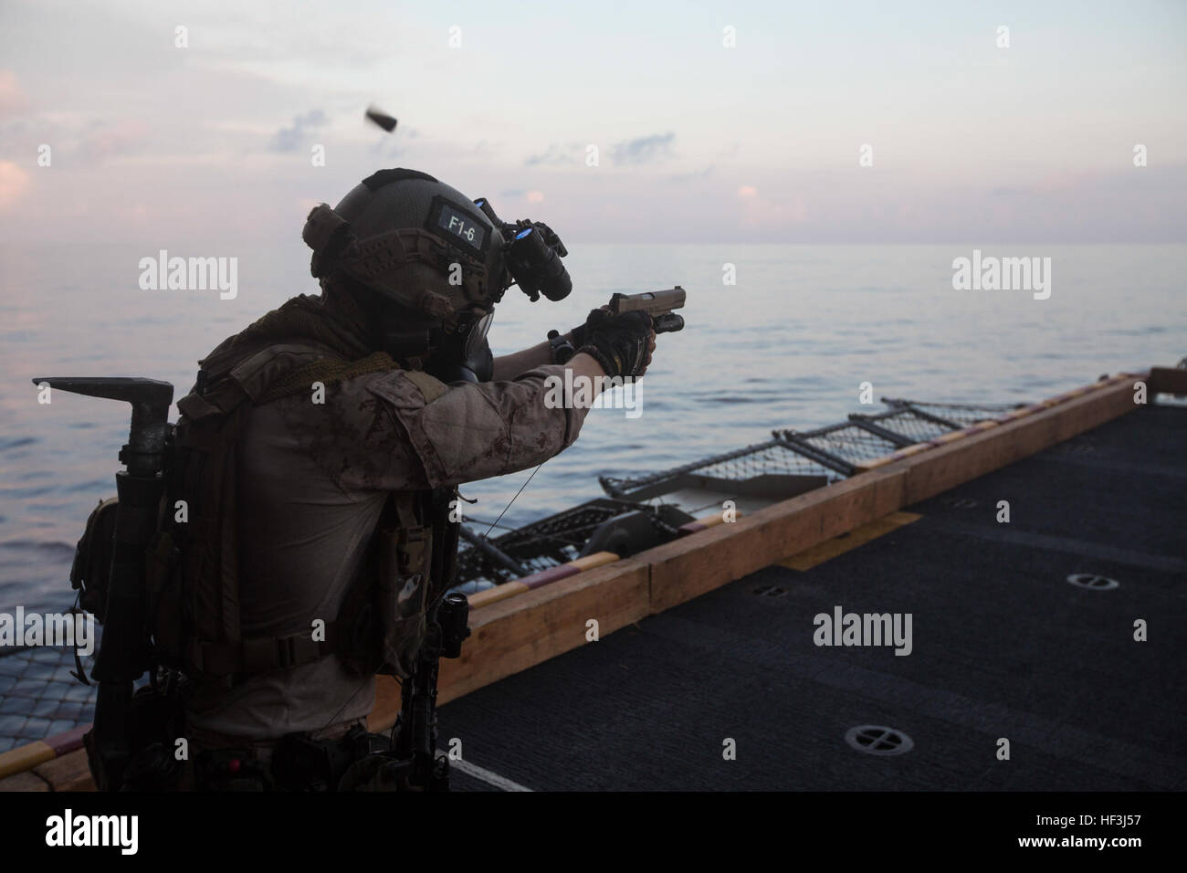 Una ricognizione Marine si impegna con un bersaglio con la sua M1911 .45-pistola calibro durante un close quarters tattiche di evoluzione della formazione a bordo della USS Bonhomme Richard (LHD 6), il 10 agosto 2015. I marines con forza il plotone di ricognizione marittima forza Raid, 31 Marine Expeditionary Unit, combinata fast roping con live-formazione antincendio, tutti indossando M50 di maschere antigas. I marines di FRP forniscono il trentunesimo MEU con un servizio specializzato di azione diretta di forza. Il trentunesimo MEU è attualmente su un pianificate regolarmente la distribuzione per la regione Asia Pacifico. (U.S. Marine Corps photo by Staff Sgt. Zachary Dyer/RILASCIATO) Shoot, Foto Stock