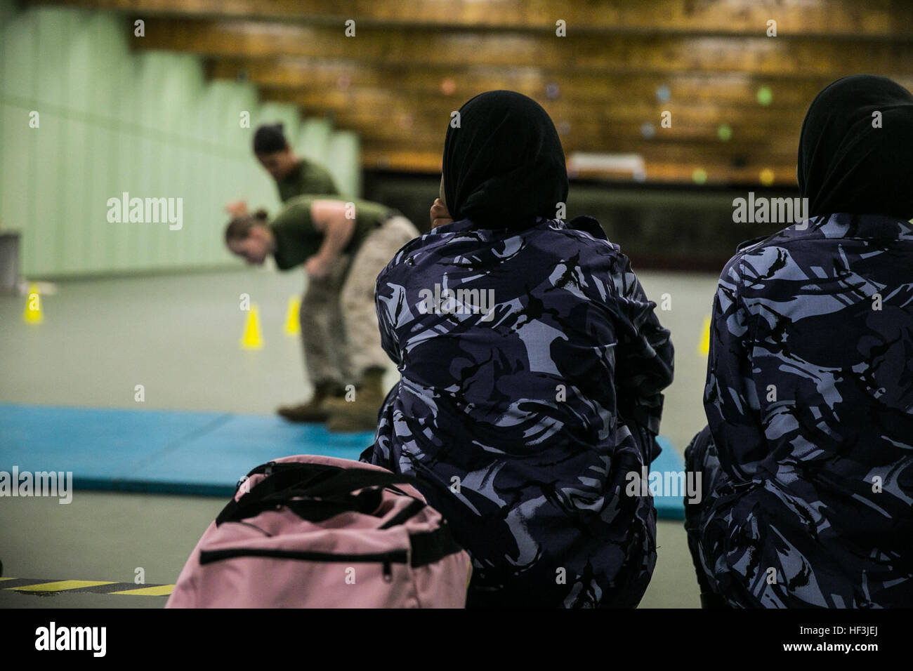 Il Qatar (AUG. 19, 2015) DEGLI STATI UNITI Marines con la femmina forza Partner Team di impegno dimostrare Marine Corps Arti Marziali Programma durante un esperto in materia di scambio con il Qatar le forze di sicurezza interna femmina Protezione VIP Unità in Qatar. Il FPFET era composta di Stati Uniti Marines con il quindicesimo Marine Expeditionary Unit nonché i soldati e marinai con il Comando Operazioni Speciali e Central-Forward Joint Special Operations Task Force-Arabian penisola. Durante la SMEE hanno coperto le cure mediche, precisione di tiro, la sicurezza personale e le strategie di dettaglio. (U.S. Marine Corps foto di Cpl. Anna Foto Stock