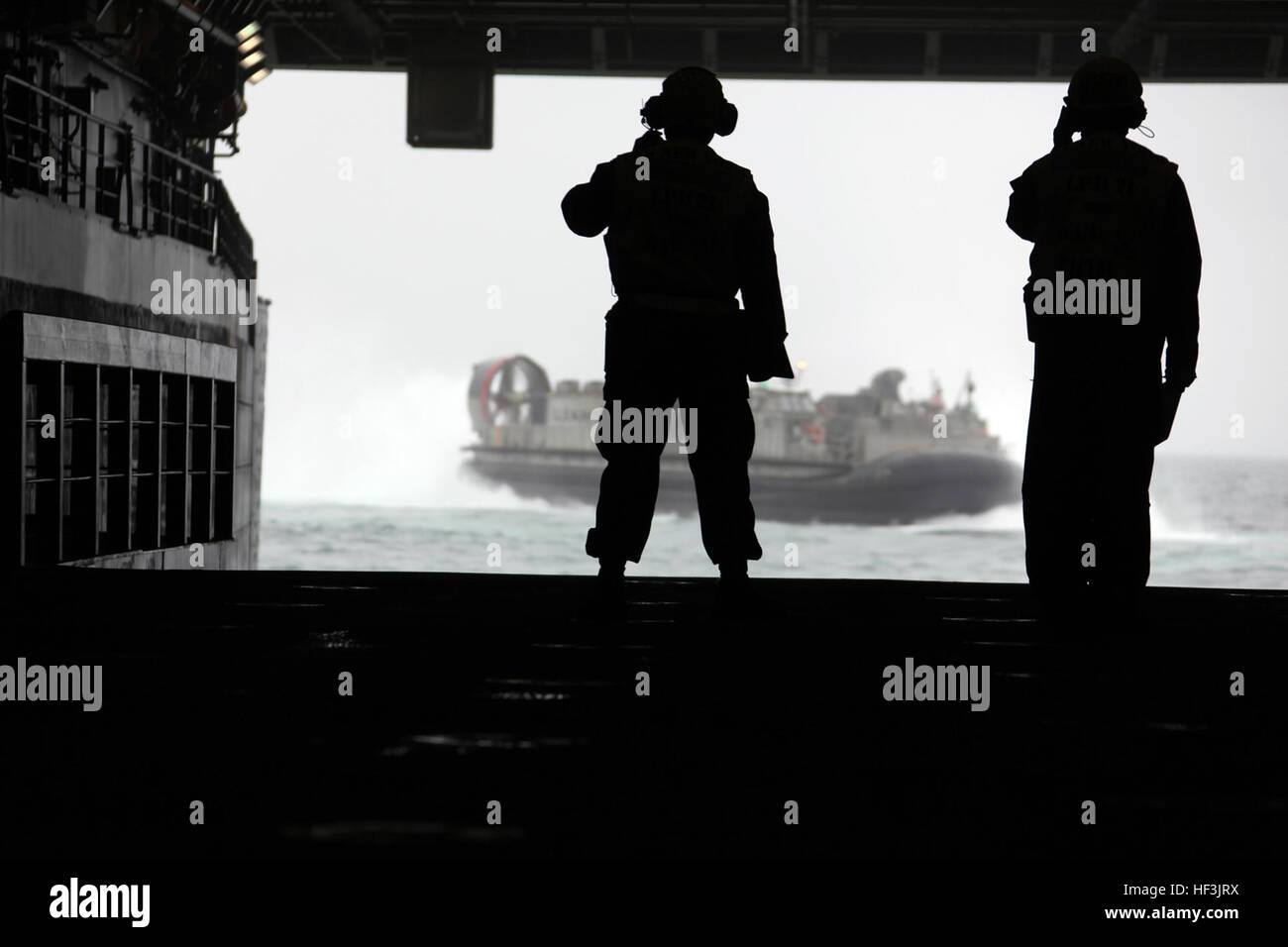 Due Marines da combattimento Cargo, USS New York attendere come una Landing Craft Air ammortizzata imbarca la nave al largo delle coste Marine Corps base Camp Lejeune, N.C., Ottobre 30, 2009. A bordo della nave sono Marines da diverse unità che si sono fuse per formare Special Purpose Marine Air Ground Task Force 26 per la nave la messa in opera di New York, nov. 7. (Gazzetta USMC Foto di Lance Cpl. Tommy Bellegarde) (rilasciato) 20091030-M-5645B-347 (4068774506) Foto Stock