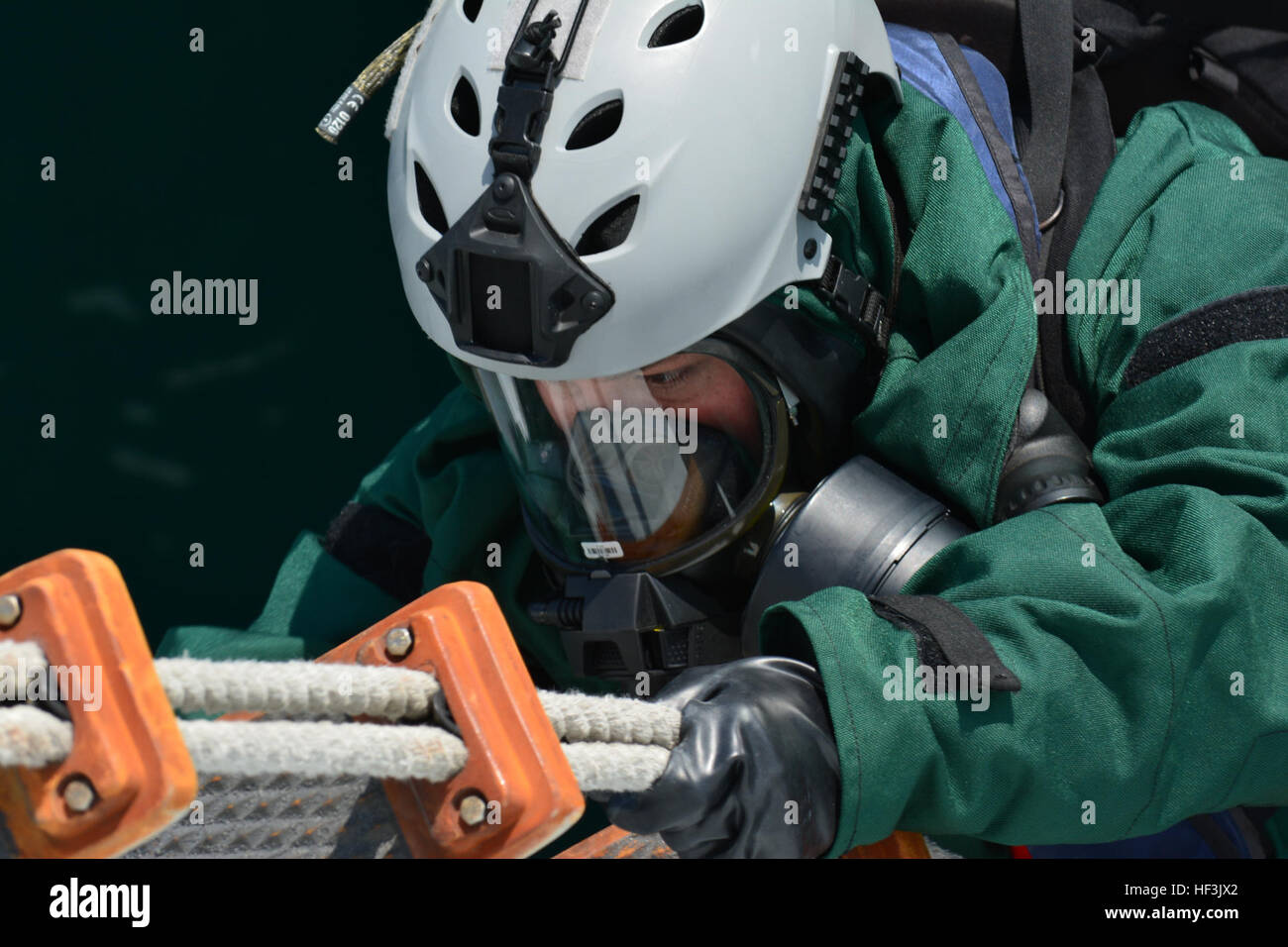 Army Sgt. Alfonso Anaya, 9 civili del Team di supporto, indagine membro del team, California la Guardia Nazionale si arrampica a la scala di Giacobbe a bordo della SS Lane Vittoria, nel porto di Los Angeles, durante una formazione congiunta esercitare il Agosto 27, 2015. L'esercizio congiunto è stata condotta con il 91CST, Arizona Guardia Nazionale, la Guardia Costiera e il Los Angeles la polizia portuale per consentire gli enti locali e le agenzie federali di allenarsi insieme per il rilevamento e la mitigazione delle minacce in un ambiente marittimo. (US Army foto dal personale dell'esercito Sgt. Monette Wesolek, Arizona Guardia Nazionale Ufficio per gli affari pubblici) civile ai team di supporto vengono toget Foto Stock