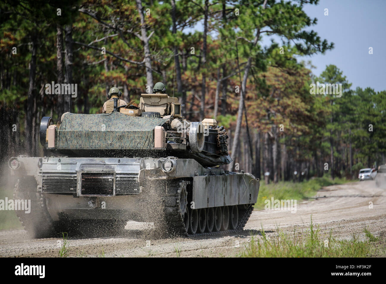 Marine della compagnia Alpha, 2nd Tank Battalion, e Golf Company, 2nd Battalion, 2nd Marine Regiment, condurre un'esercitazione sul campo integrata a Camp Lejeune, combinando operazioni di fanteria e armatura. Foto Stock